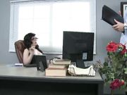Секс в офисе с грудастой брюнеткой