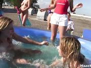 Лесбиянки дерутся в надувном бассейне