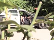 Полицейский делает куни темнокожей девице в полицейской машине
