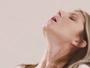 Gina Gerson показывает красивый секс в порно студии