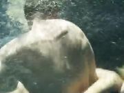 Lacey Grey целуется с парнем под водой