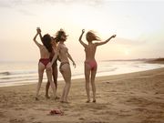 Четыре модели Playboy бегают по пляжу и снимают купальники